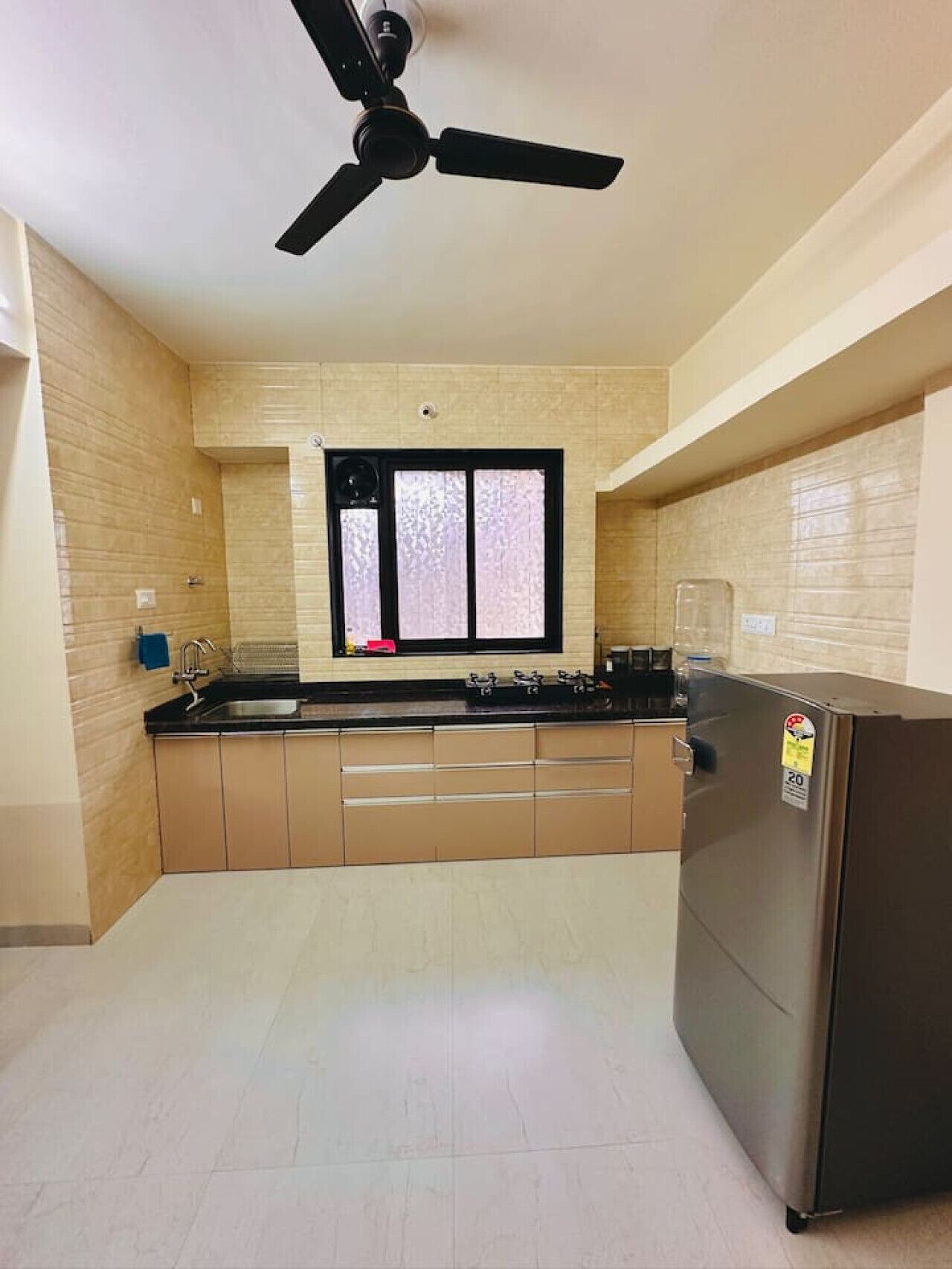 Køleskab, kogeplade, køkkentøj/tallerkener/redskaber, spisebord