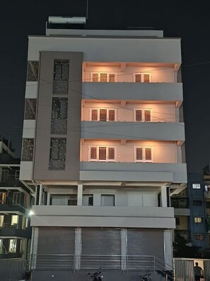 Exterior - Owl's Retreat: 2BHK Modern AC Flat in Wakad, Pune (Pimpri-Chinchwad)