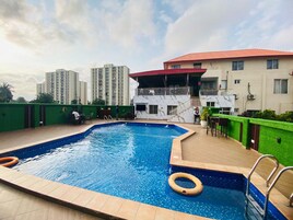 Una piscina al aire libre