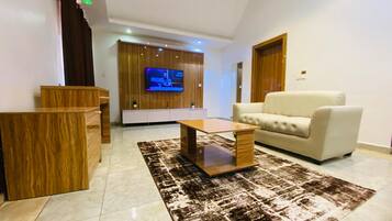 Penthouse económico | Escritorio, insonorización, wifi gratis y ropa de cama