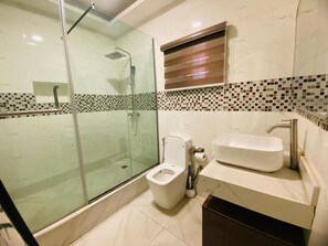 Quarto casal ou duplo família | Banheiro | Chuveiro, toalhas de banho, sabonete, papel higiênico