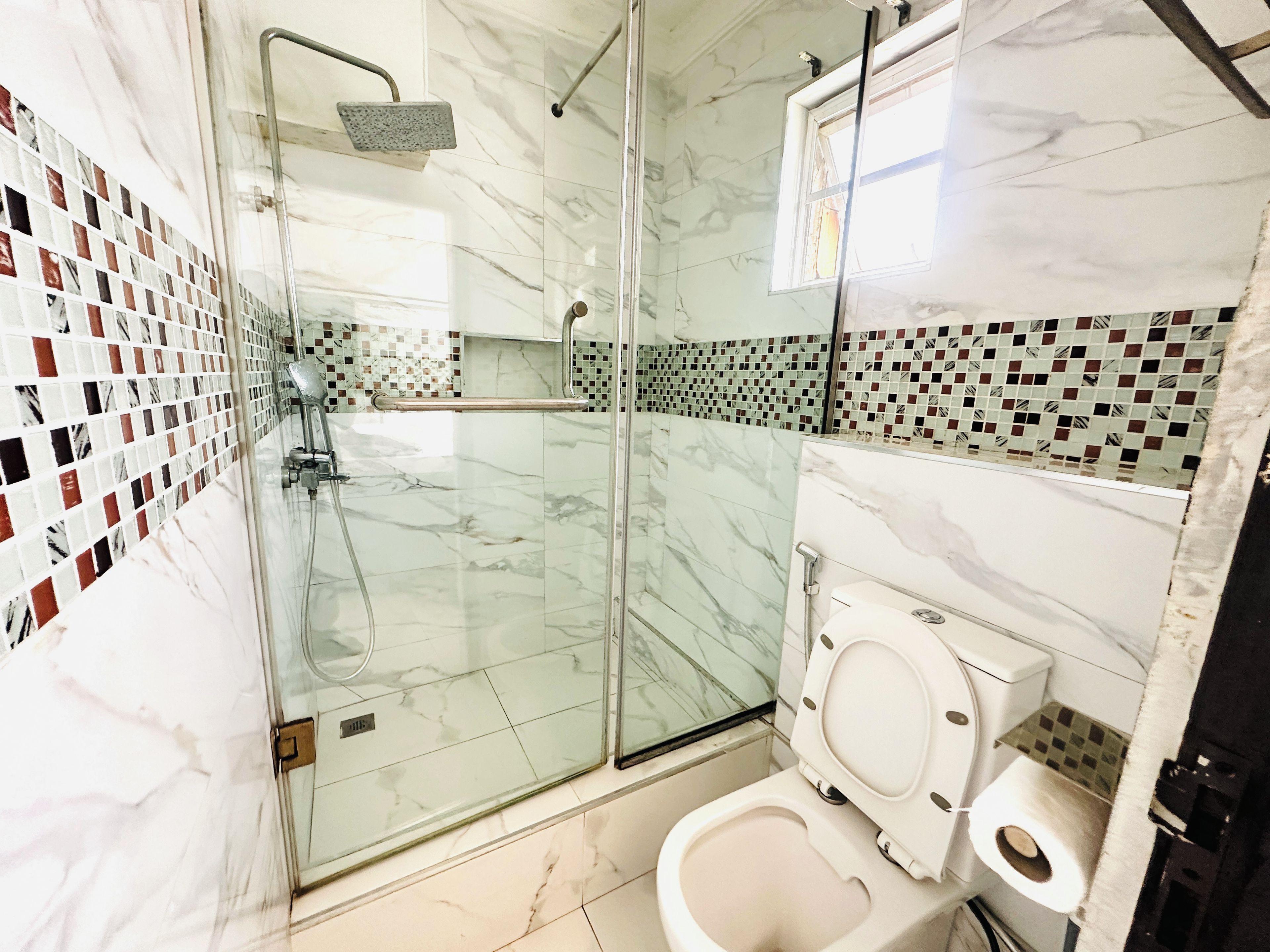 Chambre Simple Confort | Salle de bain | Douche, serviettes fournies, savon, papier toilette