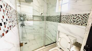 Chambre Simple Confort | Salle de bain | Douche, serviettes fournies, savon, papier toilette