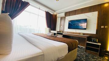 Desk, soundproofing, free WiFi, bed sheets