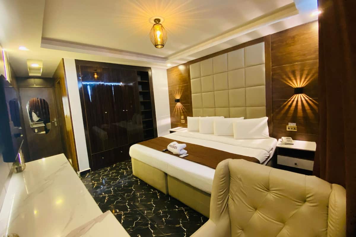 Family Room | 1 bedroom, desk, soundproofing, free WiFi