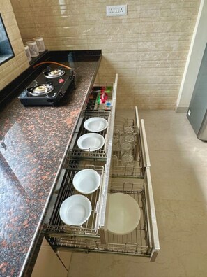 Refrigerador, parrilla de estufa, utensilios de cocina y comedor 