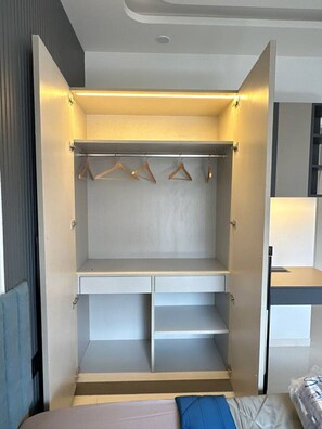 2 habitaciones, escritorio, tabla de planchar con plancha y wifi gratis 