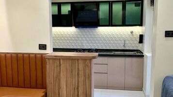 Kjøleskap, mikrobølgeovn, kokeplater og kjøkkenutstyr