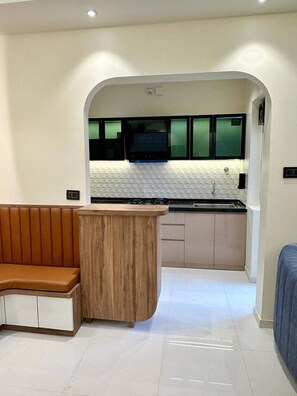 Refrigerador, microondas, placa de cocina, utensilios de cocina