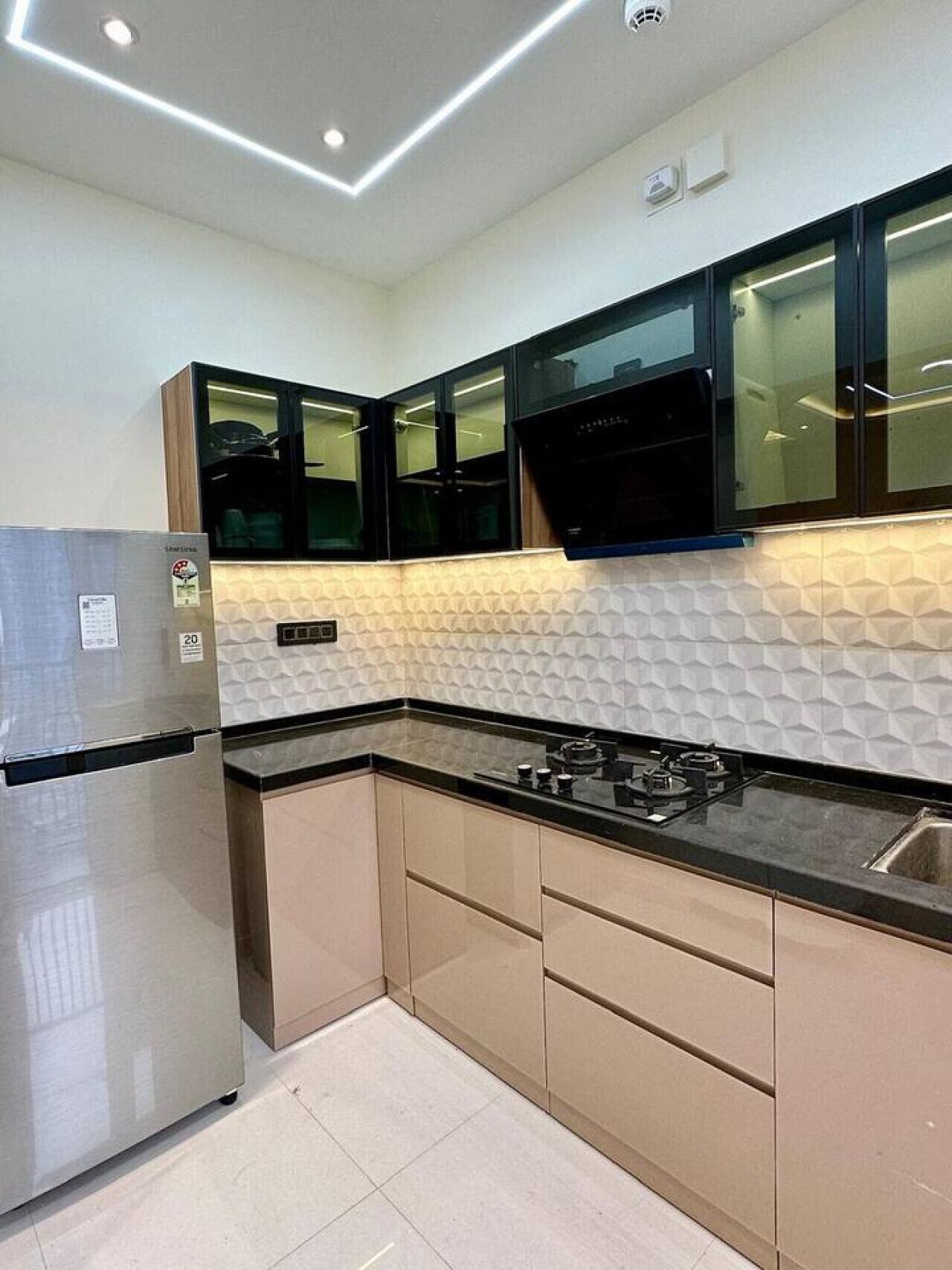 Geladeira, micro-ondas, cooktop, talheres/pratos/utensílios de cozinha