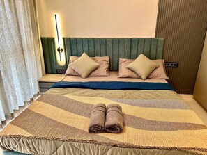 2 habitaciones, escritorio, tabla de planchar con plancha y wifi gratis 