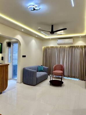 Téléviseur connecté, table de baby-foot