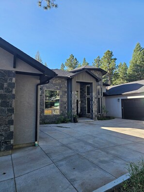 Exterior - Stylish Ranch Home w/ Panoramic Windows. Family-Friendly! (Morrison)