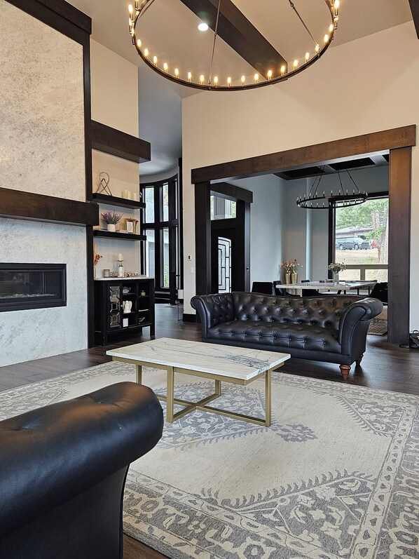 TV, fireplace - Stylish Ranch Home w/ Panoramic Windows. Family-Friendly! (Morrison)