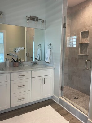 Shower, hair dryer, soap, toilet paper - Beach block/Ocean View 82nd Street (Ocean City)