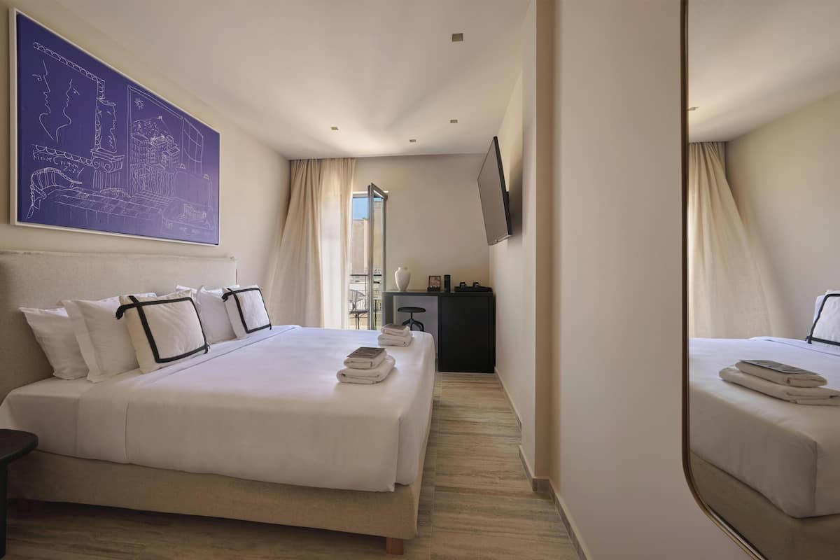 Kamar Double Panorama, balkon, pemandangan kota | Minibar, brankas, ruang kerja ramah laptop, dan kedap suara