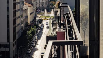 Suite majestueuse, balcon, vue sur la ville | Minibar, coffre-fort, espace de travail pour ordinateurs portables