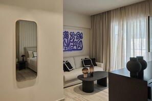 Suite Majestueuse, balcon, vue ville | Coin séjour | TV connectée de 55 pouces avec chaînes numériques