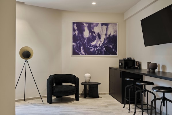 Comfort Studio | Minibar - Finders Top Floor Apartments  (Athens)