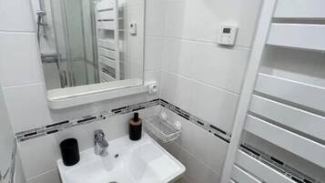 Suihku, hiustenkuivaaja, pyyhkeet, saippua