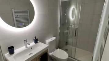 Een douche, een haardroger, handdoeken, zeep