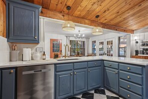 Fridge, microwave, oven, stovetop - Southside of Heaven is a luxury 3 bedroom cabin located on beautiful Cedar Creek Lake (Mabank)