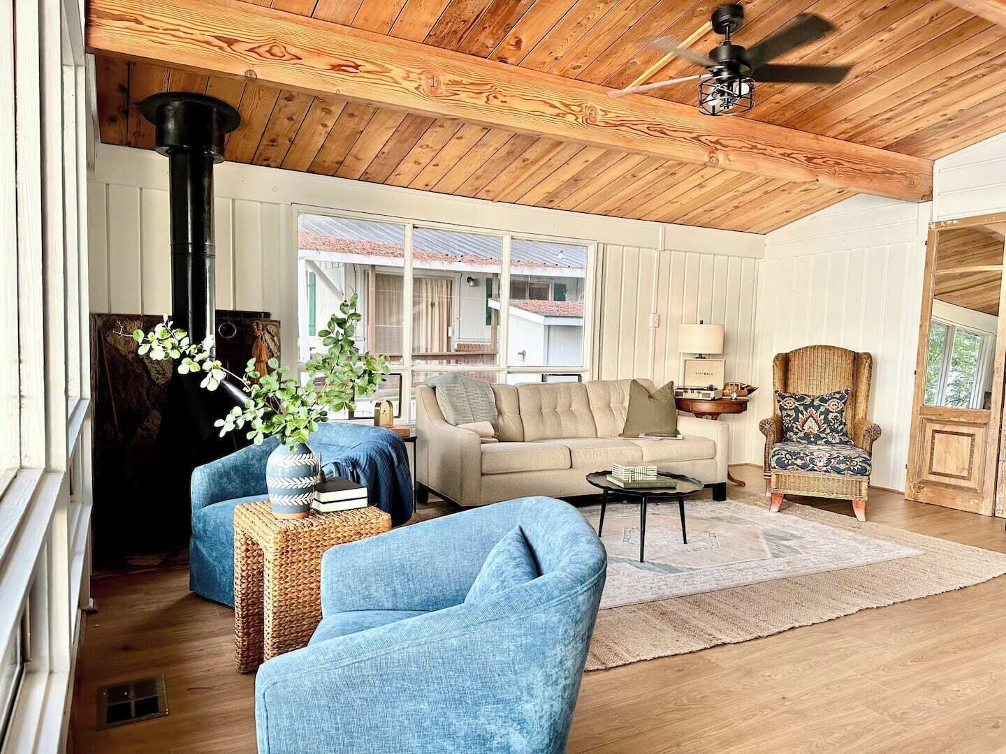 Southside Of Heaven Is A Luxury 3 Bedroom Cabin Located On Beautiful Cedar Creek Lake - Log Cabin, TX