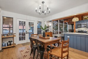 Dining - Southside of Heaven is a luxury 3 bedroom cabin located on beautiful Cedar Creek Lake (Mabank)