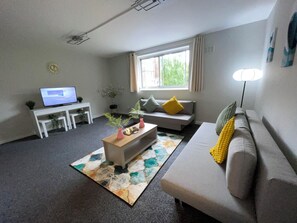 Apartment | Living area - London Luxury Apartment up to 8 Guests (London)