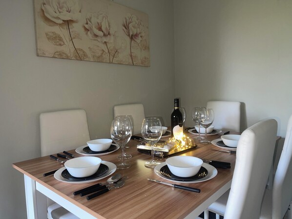 Dining - London Luxury Apartment up to 8 Guests (London)