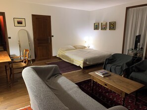 5 Schlafzimmer, Bügeleisen/Bügelbrett, kostenloses WLAN, Bettwäsche