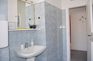 Hair dryer, towels, soap, toilet paper - Complete and bright apartment in Monfalcone  (Monfalcone)