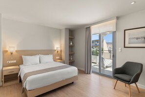 Habitación doble Deluxe, Terraza, vista al puerto | Escritorio, wifi gratis y ropa de cama