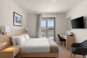Escritorio, wifi gratis y ropa de cama 