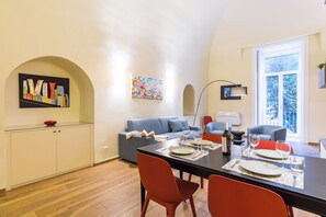 Apartamento | Área de estar | TV de tela plana 35 polegadas com canais digitais