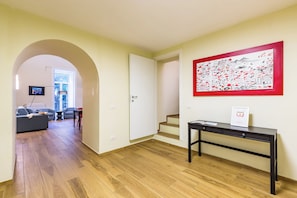 Interior - Apartment in the Heart of Nightlife  (Naples)