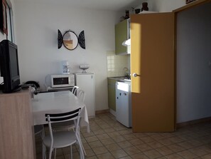 Fridge, microwave, stovetop, coffee/tea maker