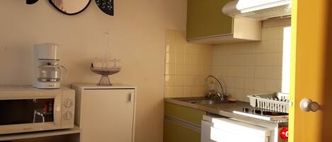 Fridge, microwave, stovetop, coffee/tea maker