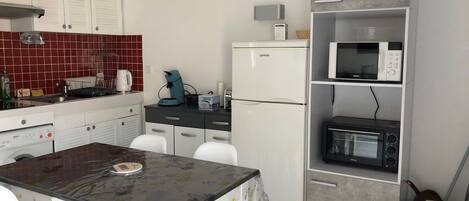 Fridge, microwave, oven, coffee/tea maker