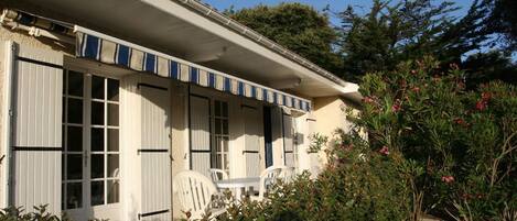 تناول الطعام بالخارج