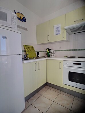 Fridge, microwave, oven, coffee/tea maker