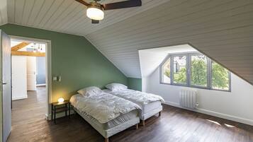 6 bedrooms, iron/ironing board, free WiFi