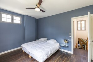 6 Schlafzimmer, Bügeleisen/Bügelbrett, kostenloses WLAN