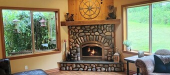 Private Central-Located Creekside Olympic National Park Discovery Trail Hot Tub