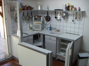 Fridge, microwave, oven, stovetop - Villa Centre Ville Proche Plage (Soulac-sur-Mer)