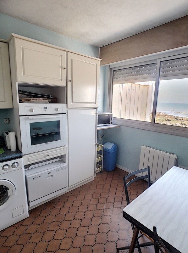 Refrigerador, microondas, placa de cocina, lavavajillas