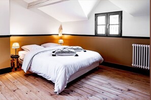6 bedrooms, iron/ironing board, free WiFi, bed sheets