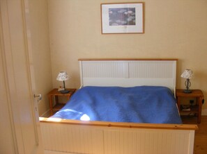 2 Schlafzimmer, Bügeleisen/Bügelbrett