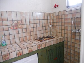Kühlschrank, Ofen, Herdplatte, Wasserkocher mit Kaffee-/Teezubehör