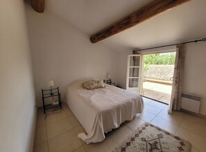 4 bedrooms, iron/ironing board, WiFi